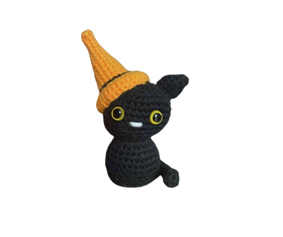 Petit chat noir et son chapeau de sorcier