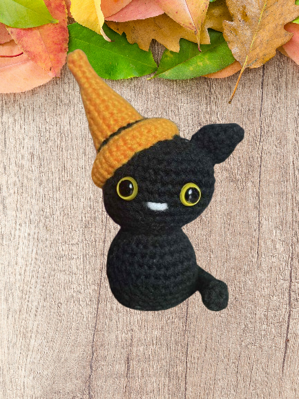 Petit chat noir et son chapeau de sorcier